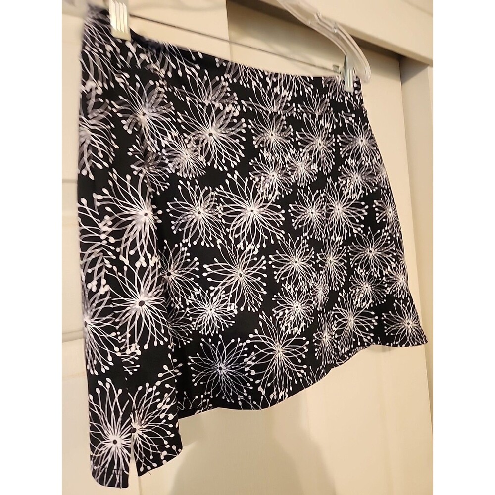 Tranquility Black Floral Skort Size M White Flower Print Active Casual Golf - Picture 2 of 6